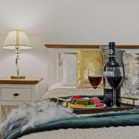 Sweet Luxury Three Rooms Apartment City Center Universitate บูคาเรสต์ ภายนอก รูปภาพ
