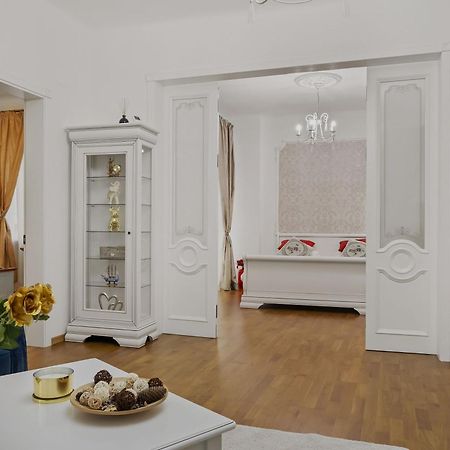 Sweet Luxury Three Rooms Apartment City Center Universitate บูคาเรสต์ ภายนอก รูปภาพ